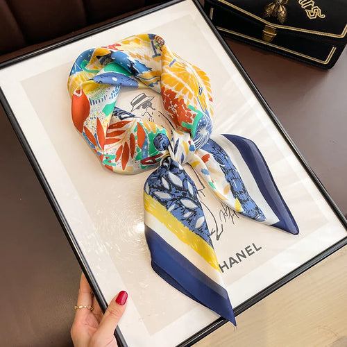 Foulard quadrato in satin MCH Studio con stampa classica 70x70 cm