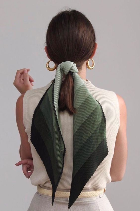 Ragazza con foulard a fiocco elegante e alla moda