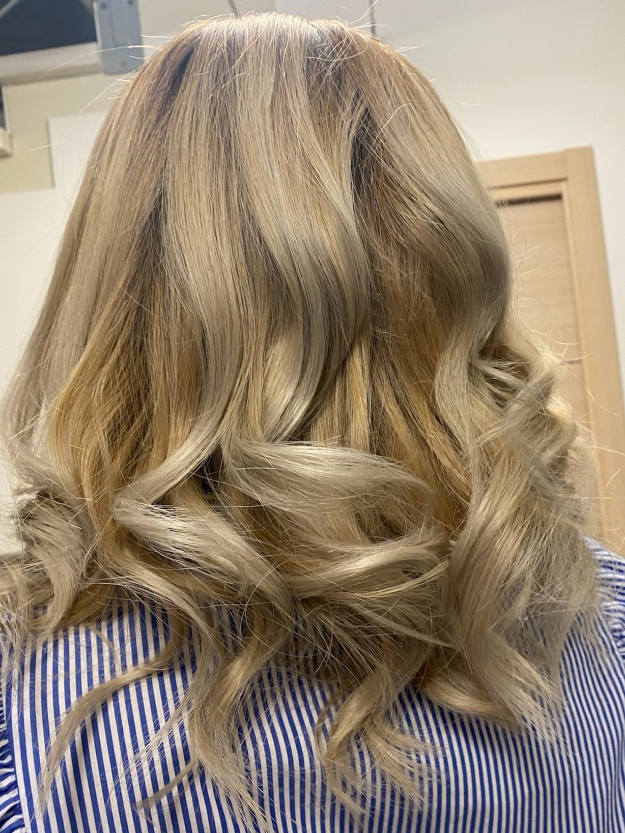 Capelli biondi boccoli con il bigodino senza calore per boccoli naturali nel salone MCH studio