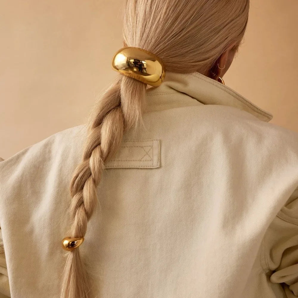 Scrunchie per capelli in metallo geometrico oro su capelli biondi
