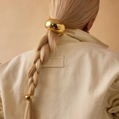 Scrunchie per capelli in metallo geometrico oro su capelli biondi