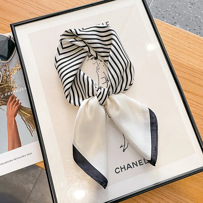 Foulard quadrato in satin MCH Studio con stampa classica 70x70 cm