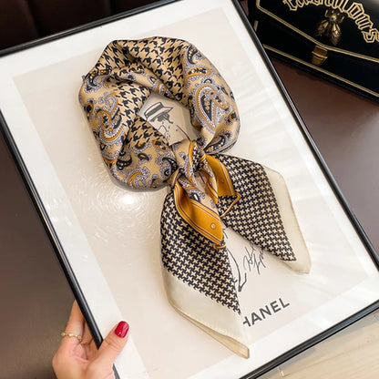 Foulard quadrato in satin MCH Studio con stampa classica 70x70 cm