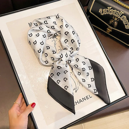 Foulard quadrato in satin MCH Studio con stampa classica 70x70 cm