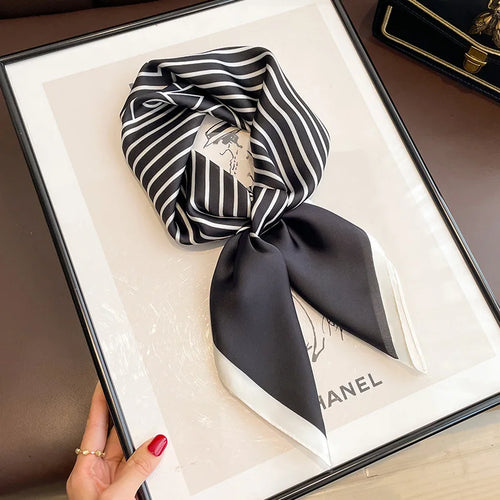 Foulard quadrato in satin MCH Studio con stampa classica 70x70 cm