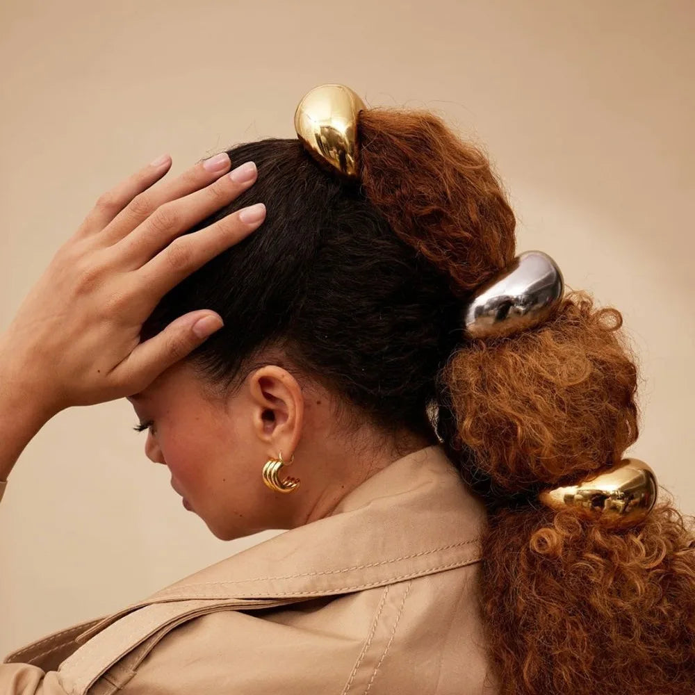 Scrunchie per capelli in metallo geometrico su coda capelli afro