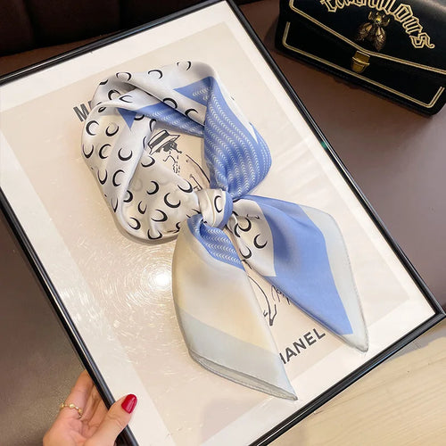 Foulard quadrato in satin MCH Studio con stampa classica 70x70 cm